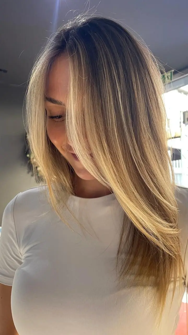 Warmes Balayage mit weichen Übergängen ins Goldblond