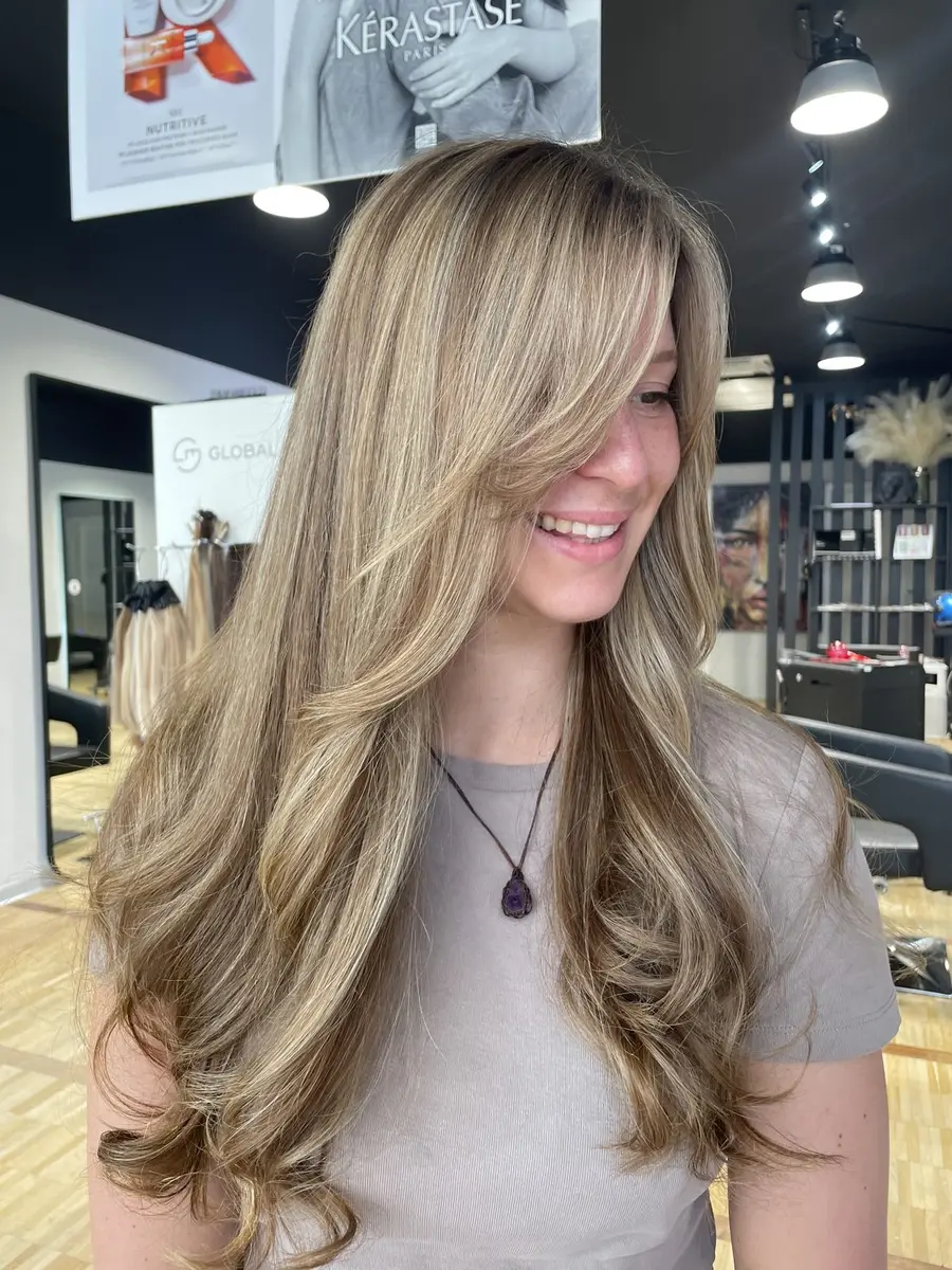 Blondes Balayage im gestuften Langhaar