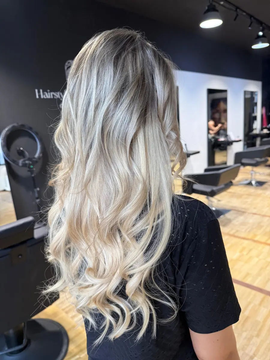 Gewelltes Blond mit fließendem AirTouch-Verlauf