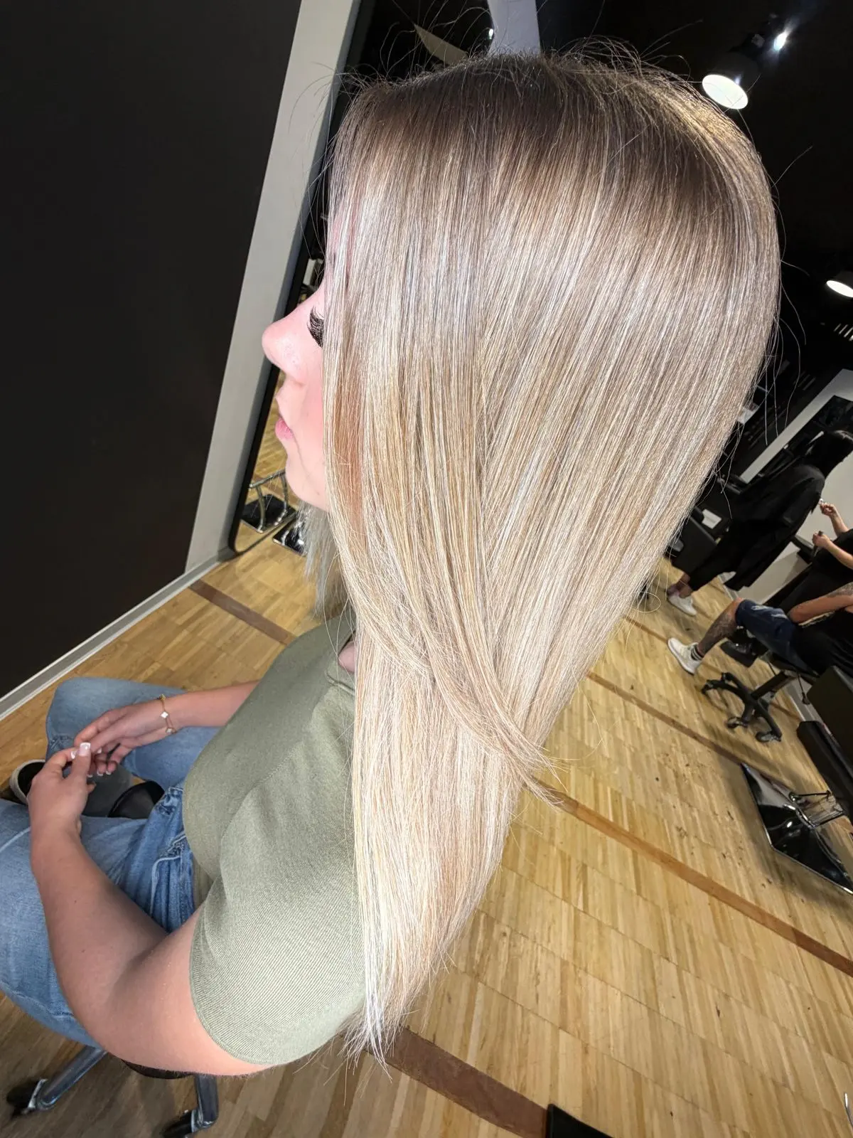 Seidig glänzendes Scandinavian Blonde mit weichem Root Shadow – Ergebnis aus dem Salon in Karlsruhe