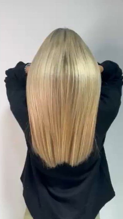 Voluminöses blondes Langhaar nach einer Haarverlängerung, Rückansicht