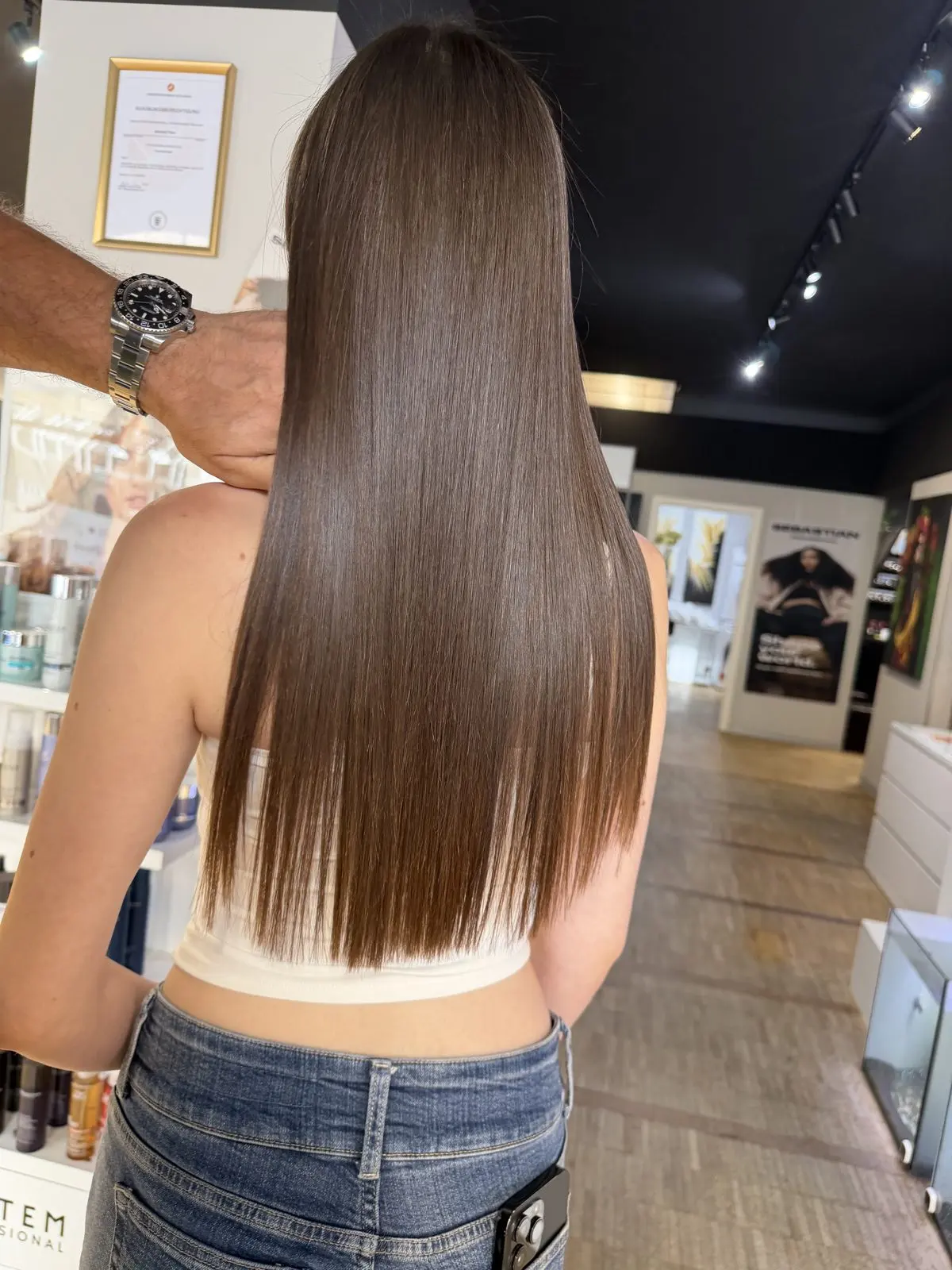 Glänzendes, glattes Haar nach Farbe und Glossing – Ergebnis aus dem Salon