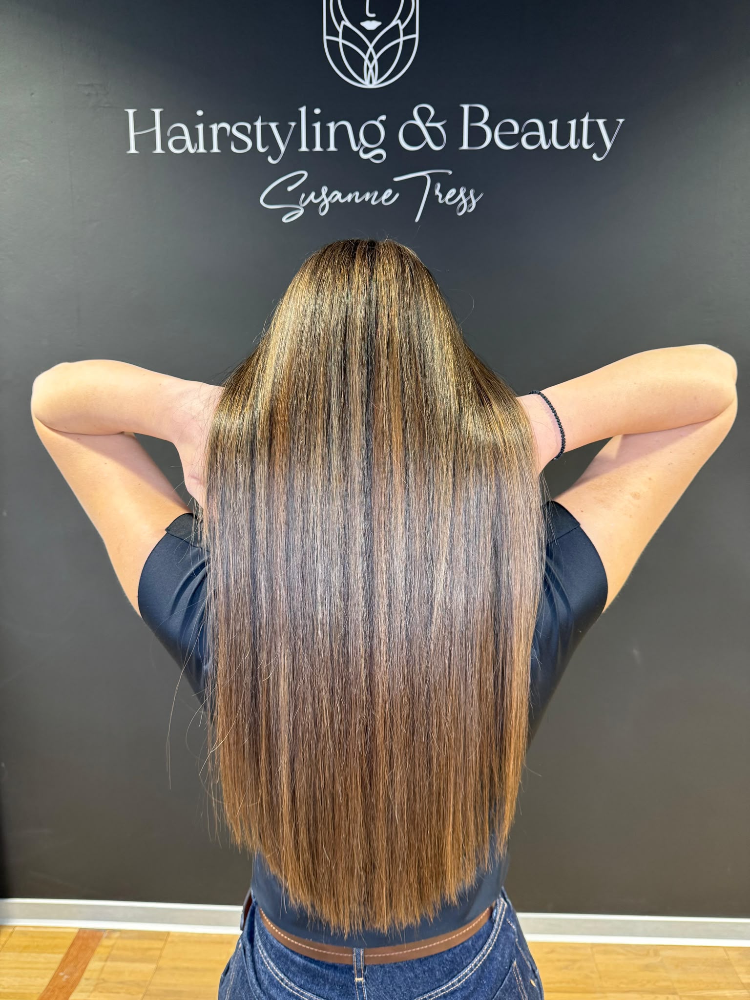 Haarverlängerungen und Extensions im Salon – Präsentation an der Wand