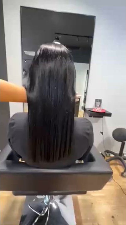 Glattes, glänzendes Haar nach einer Keratin-Behandlung, Rückansicht