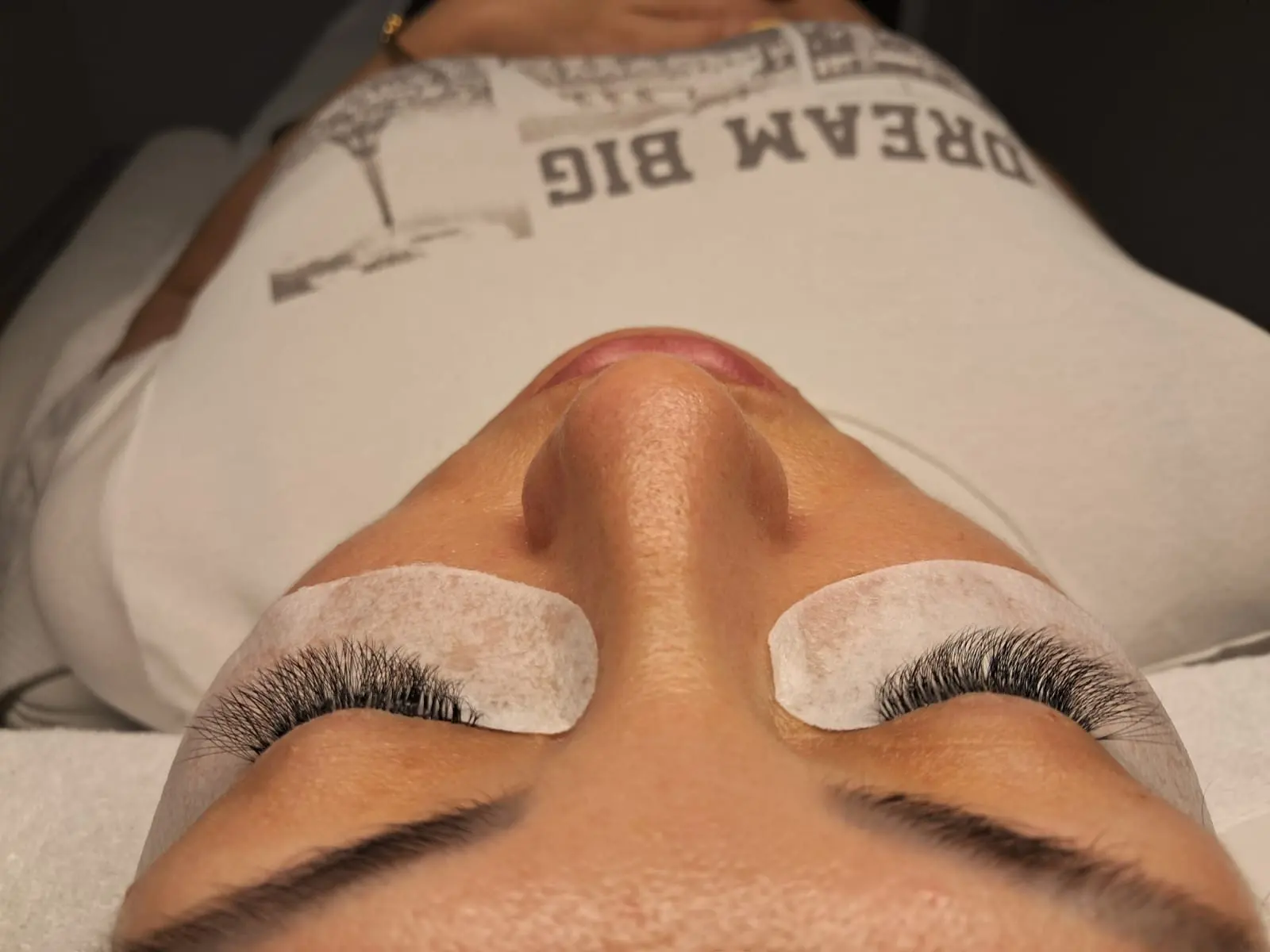 Wimpernverlängerung – Detailaufnahme der fertig angelegten Wimpern während der Behandlung